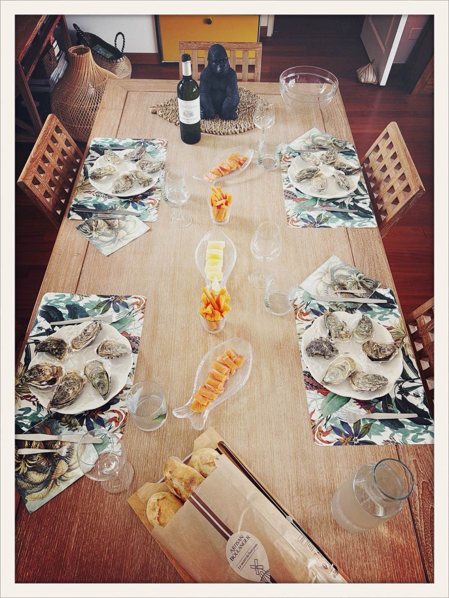 Table dressée avec huîtres