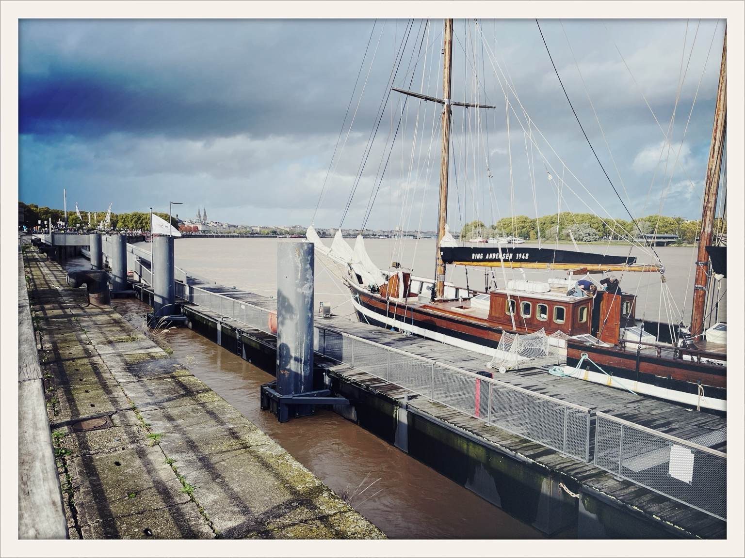 Voilier sur la Garonne